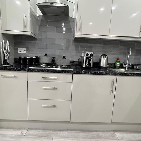 F4 Luxury Stays One Bed Apartment With Parking Ilford Bagian luar foto