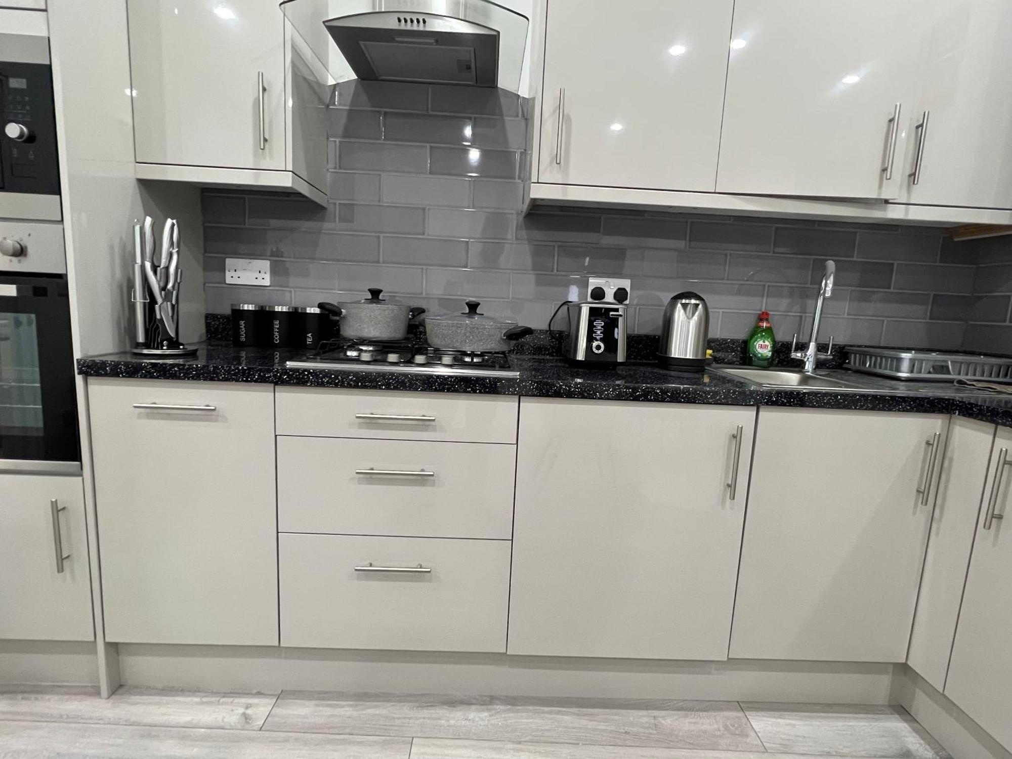 F4 Luxury Stays One Bed Apartment With Parking Ilford Bagian luar foto