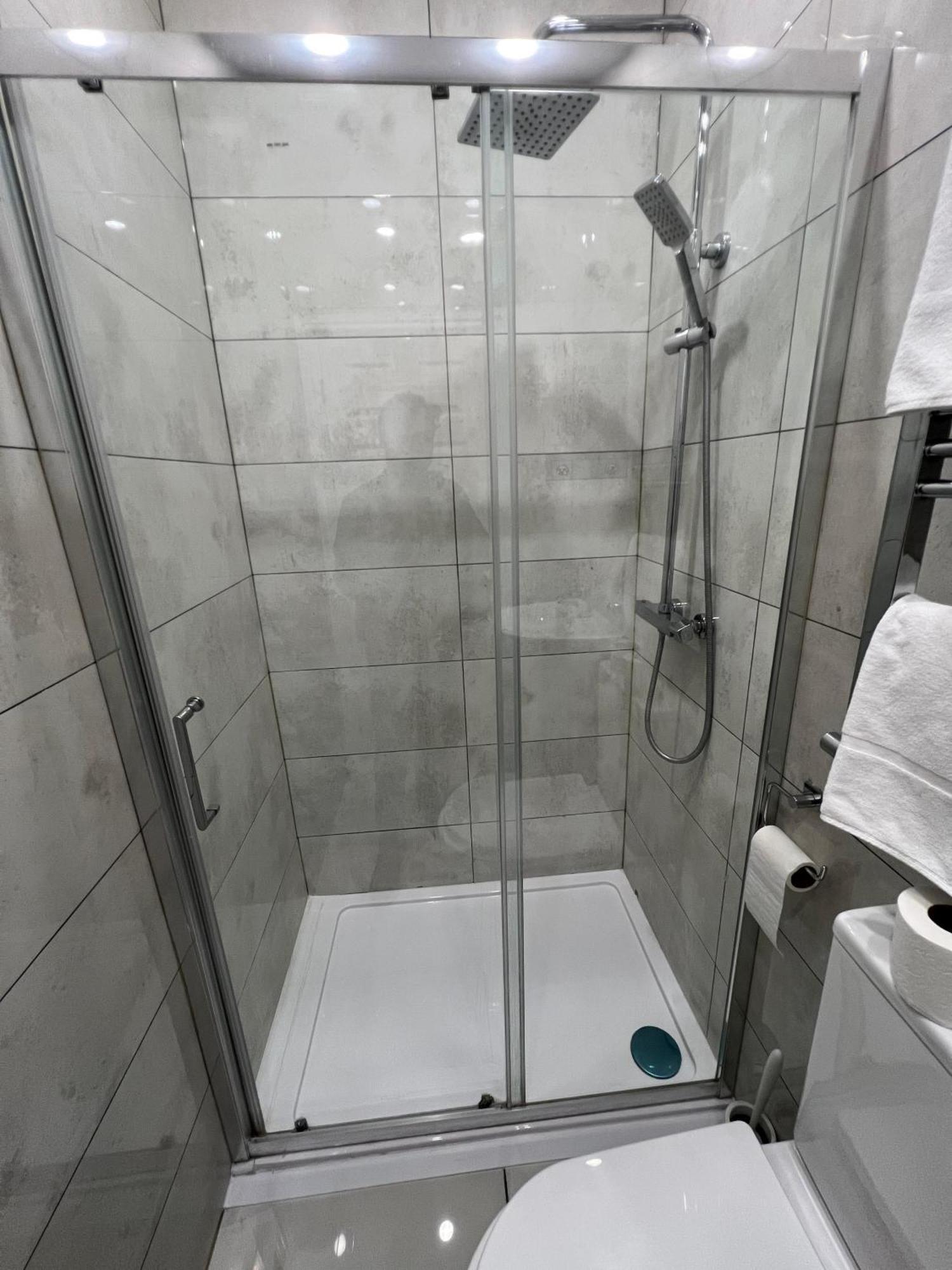 F4 Luxury Stays One Bed Apartment With Parking Ilford Bagian luar foto