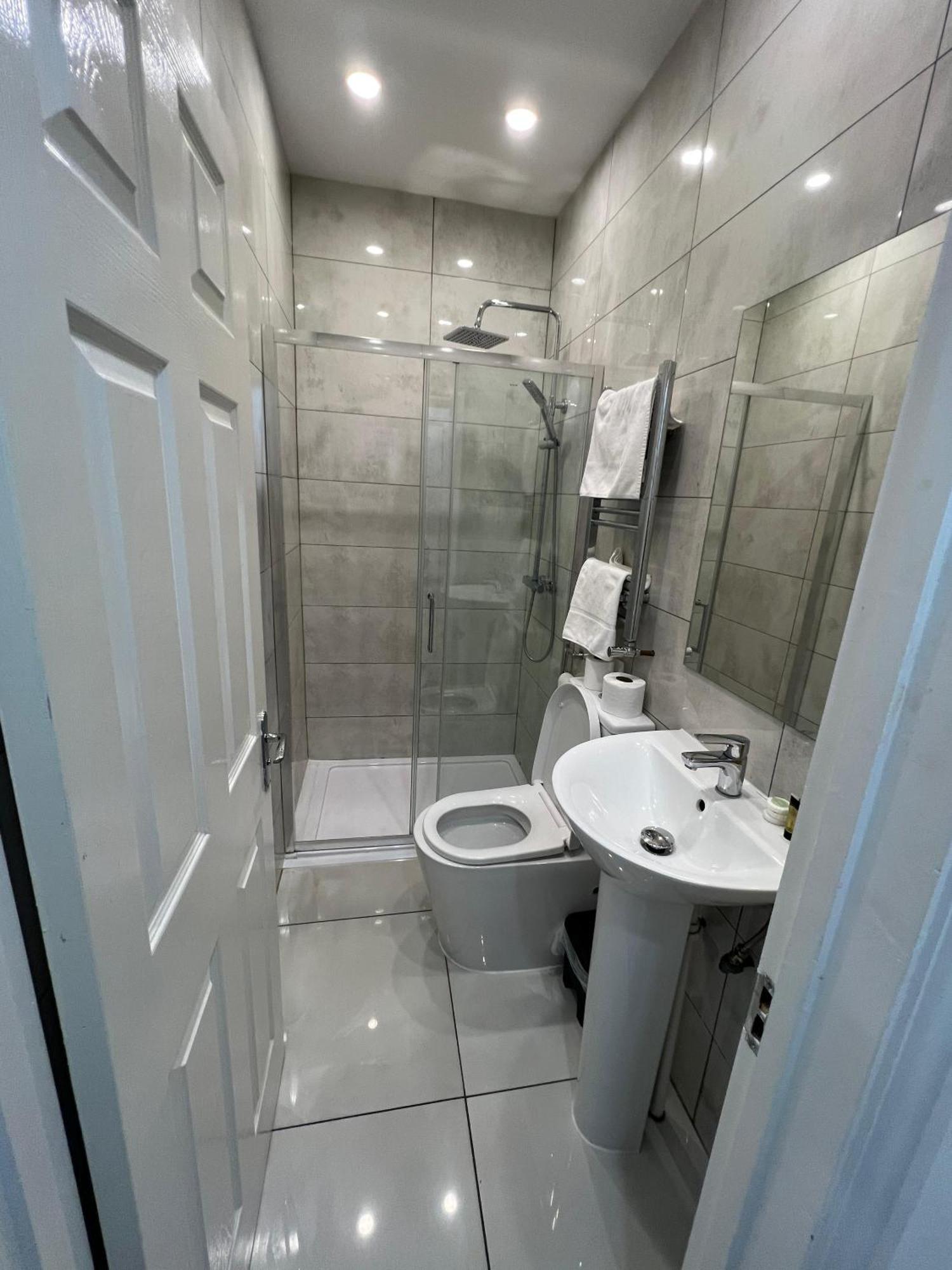 F4 Luxury Stays One Bed Apartment With Parking Ilford Bagian luar foto