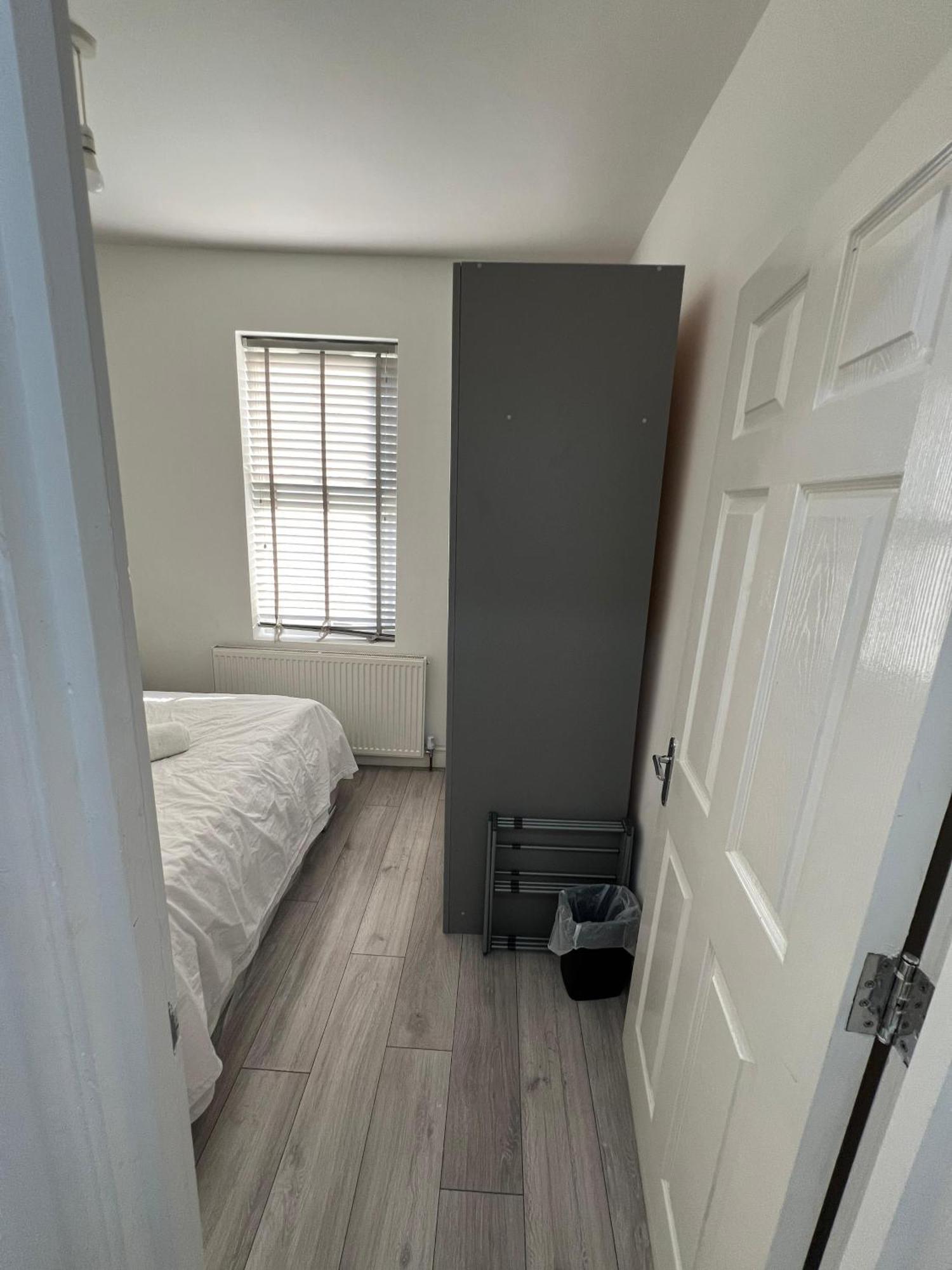 F4 Luxury Stays One Bed Apartment With Parking Ilford Bagian luar foto