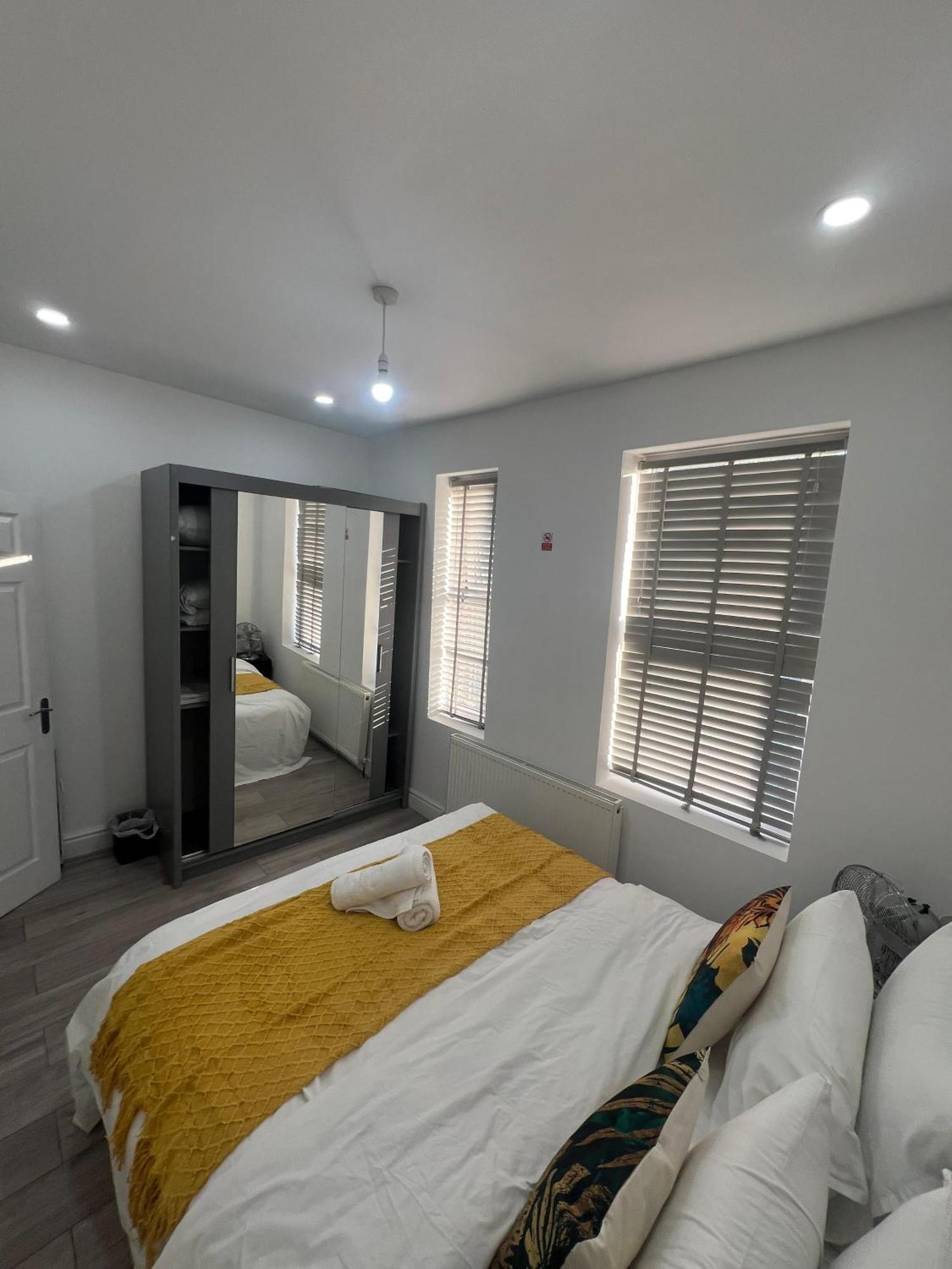 F4 Luxury Stays One Bed Apartment With Parking Ilford Bagian luar foto